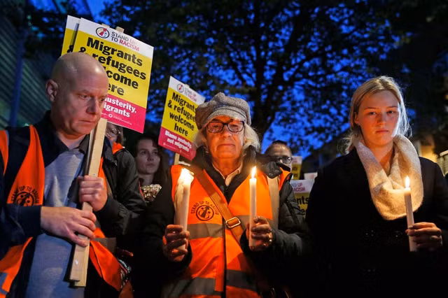 Nguoi Essex tuong niem 39 nan nhan chet cong trong xe tai-Hinh-7