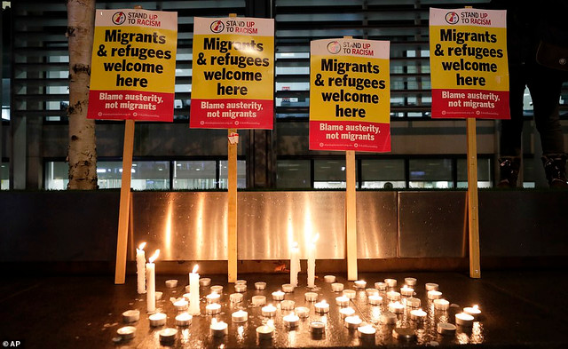 Nguoi Essex tuong niem 39 nan nhan chet cong trong xe tai-Hinh-3