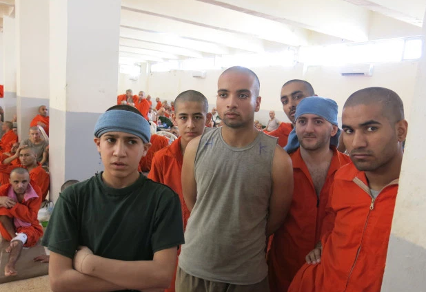 Đột nhập “địa ngục” nhốt hàng nghìn tù binh IS tại Syria - Hình 2 Dot nhap “dia nguc” nhot hang nghin tu binh IS tai Syria-Hinh-2