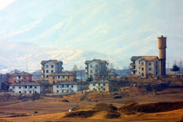 Ngoi lang bi an Kijong-dong o bien gioi lien Trieu