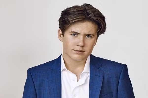 Ve dien trai cua Hoang tu Dan Mach o tuoi 15-Hinh-9