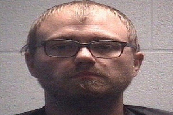 Chân dung kẻ bắt bé gái 12 tuổi làm nô lệ tình dục suốt 5 năm Chan dung ke bat be gai 12 tuoi lam no le tinh duc suot 5 nam