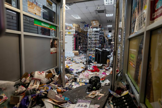 Biểu tình lại bùng phát ở Mỹ vì cảnh sát bắn chết người da màu - Hình 8 Bieu tinh lai bung phat o My vi canh sat ban chet nguoi da mau-Hinh-8