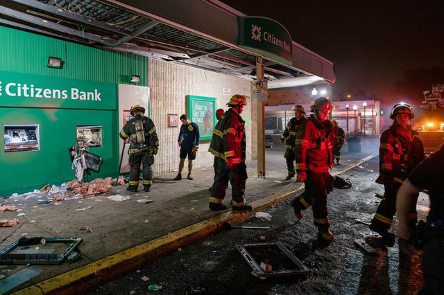 Biểu tình lại bùng phát ở Mỹ vì cảnh sát bắn chết người da màu - Hình 9 Bieu tinh lai bung phat o My vi canh sat ban chet nguoi da mau-Hinh-9