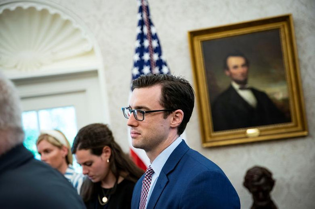 Bao nhiêu quan chức Mỹ đã nhiễm COVID-19? - Hình 6 Bao nhieu quan chuc My da nhiem COVID-19?-Hinh-6