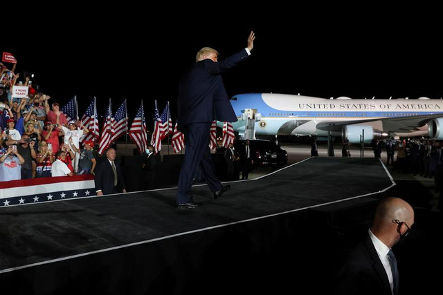 Ảnh: Tổng thống Trump trở lại vận động tranh cử sau khi ra viện - Hình 9 Anh: Tong thong Trump tro lai van dong tranh cu sau khi ra vien-Hinh-9