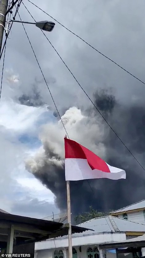Kinh hoàng cảnh núi lửa Indonesia phun trào khói bụi - Hình 9 Kinh hoang canh nui lua Indonesia phun trao khoi bui-Hinh-9