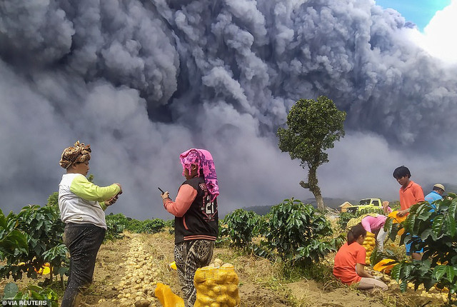 Kinh hoàng cảnh núi lửa Indonesia phun trào khói bụi - Hình 11 Kinh hoang canh nui lua Indonesia phun trao khoi bui-Hinh-11