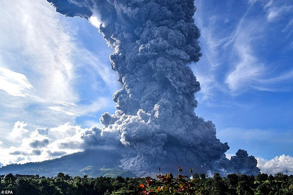 Kinh hoàng cảnh núi lửa Indonesia phun trào khói bụi Kinh hoang canh nui lua Indonesia phun trao khoi bui