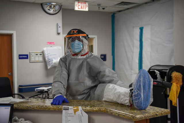 Bác sĩ chống COVID-19 ở Mỹ: "Tôi sợ không thể cứu tất cả" - Hình 2 Bac si chong COVID-19 o My: