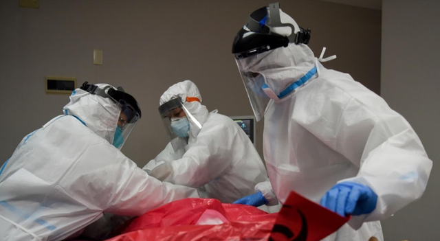 Bác sĩ chống COVID-19 ở Mỹ: "Tôi sợ không thể cứu tất cả" - Hình 10 Bac si chong COVID-19 o My: