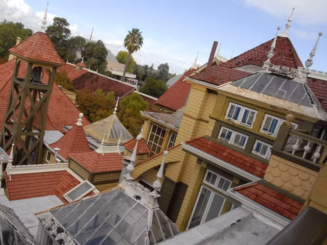 Dieu ky la trong can biet thu bi an Winchester o My-Hinh-6