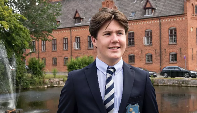 Thái tử Đan Mạch gây sốt với vẻ điển trai của tuổi 18 - Hình 6 Thai tu Dan Mach gay sot voi ve dien trai cua tuoi 18-Hinh-6