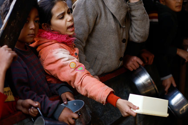 Nhói lòng cảnh trẻ em xếp hàng nhận đồ ăn ở Gaza Nhoi long canh tre em xep hang nhan do an o Gaza