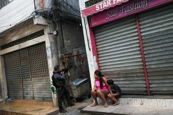 Cảnh đấu súng kinh hoàng giữa cảnh sát Brazil và tội phạm ma túy khiến 25 người chết - Hình 6 Canh dau sung kinh hoang giua canh sat Brazil va toi pham ma tuy khien 25 nguoi chet-Hinh-6
