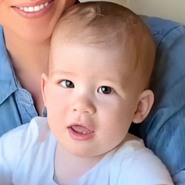 Những khoảnh khắc đáng yêu của con trai hoàng tử Harry vừa tròn 2 tuổi - Hình 5 Nhung khoanh khac dang yeu cua con trai hoang tu Harry vua tron 2 tuoi-Hinh-5
