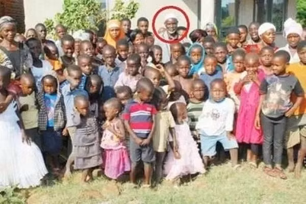 Chuyen la: Nguoi dan ong co 16 vo va 151 nguoi con