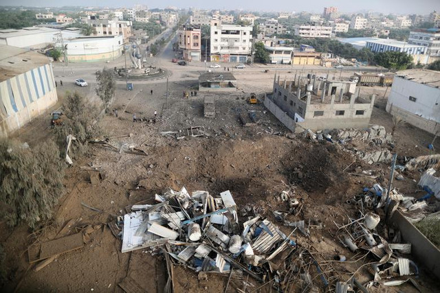 Cận cảnh Dải Gaza tan hoang sau đòn không kích của Israel - Hình 12 Can canh Dai Gaza tan hoang sau don khong kich cua Israel-Hinh-12