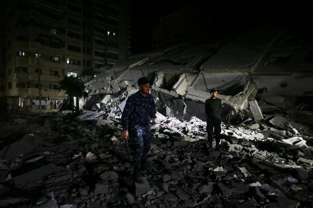 Cận cảnh Dải Gaza tan hoang sau đòn không kích của Israel - Hình 2 Can canh Dai Gaza tan hoang sau don khong kich cua Israel-Hinh-2