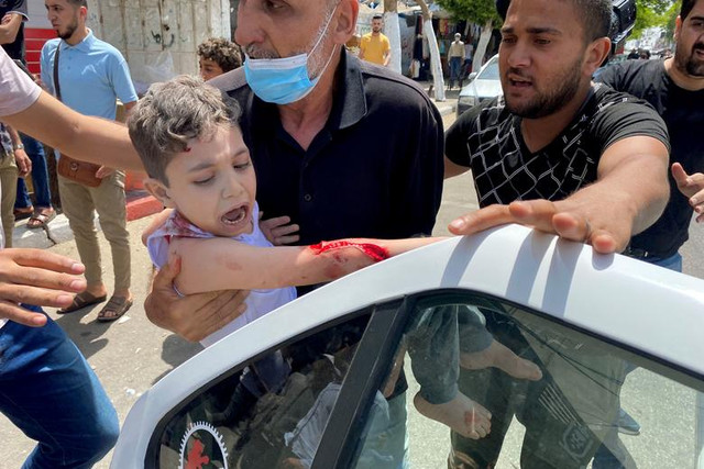 Cận cảnh Dải Gaza tan hoang sau đòn không kích của Israel - Hình 7 Can canh Dai Gaza tan hoang sau don khong kich cua Israel-Hinh-7