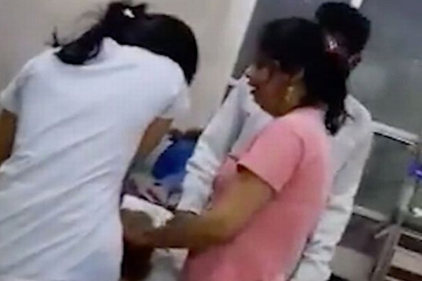 Con gái tuyệt vọng cứu sống mẹ mắc COVID-19 Con gai tuyet vong cuu song me mac COVID-19
