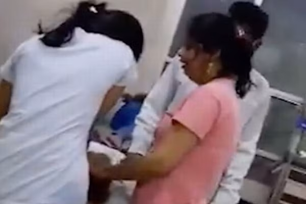 Con gai tuyet vong cuu song me mac COVID-19