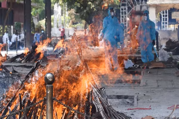 Phat truc tiep le hoa tang thi the benh nhan COVID-19 o An Do