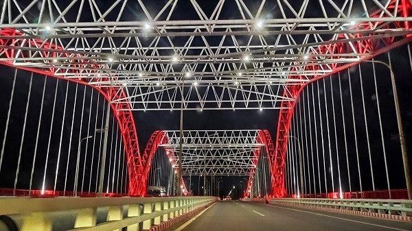 Vì sao hệ thống chiếu sáng nghệ thuật cầu Cỏ May chưa được mở lại? Vi sao he thong chieu sang nghe thuat cau Co May chua duoc mo lai?