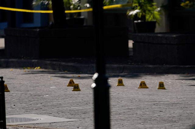 Hiện trường ám ảnh sau vụ xả súng vào quán bar ở Mỹ - Hình 7 Hien truong am anh sau vu xa sung vao quan bar o My-Hinh-7