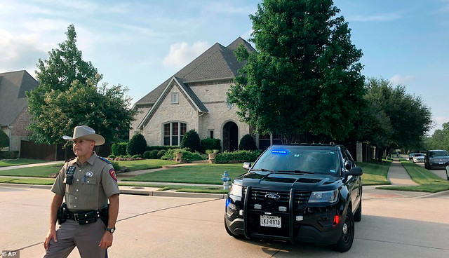 Kẻ xả súng giết 20 người ở Mỹ rất cô độc - Hình 10 Ke xa sung giet 20 nguoi o My rat co doc-Hinh-10