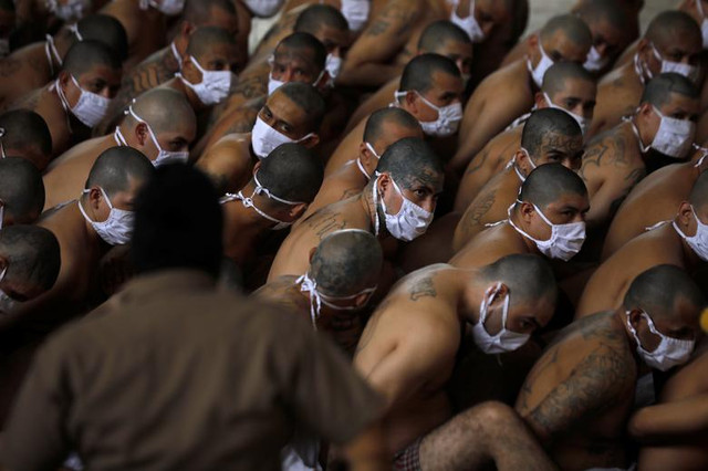 COVID-19: Hãi hùng cảnh “nhồi nhét” trong nhà tù giam băng đảng khét tiếng - Hình 8 COVID-19: Hai hung canh “nhoi nhet” trong nha tu giam bang dang khet tieng-Hinh-8