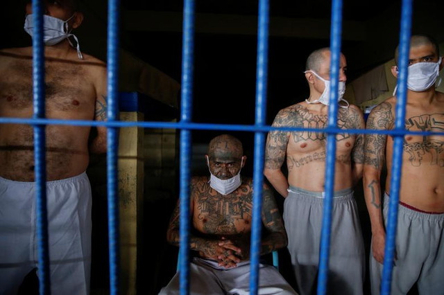 COVID-19: Hãi hùng cảnh “nhồi nhét” trong nhà tù giam băng đảng khét tiếng - Hình 5 COVID-19: Hai hung canh “nhoi nhet” trong nha tu giam bang dang khet tieng-Hinh-5