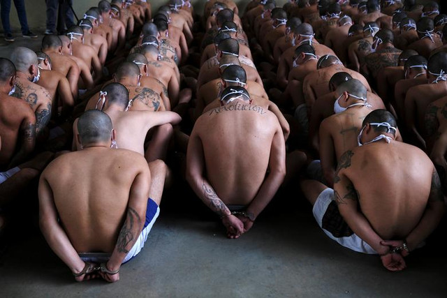 COVID-19: Hãi hùng cảnh “nhồi nhét” trong nhà tù giam băng đảng khét tiếng - Hình 11 COVID-19: Hai hung canh “nhoi nhet” trong nha tu giam bang dang khet tieng-Hinh-11