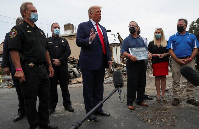 Toàn cảnh Tổng thống Trump thăm nơi vừa xảy ra biểu tình dữ dội - Hình 2 Toan canh Tong thong Trump tham noi vua xay ra bieu tinh du doi-Hinh-2