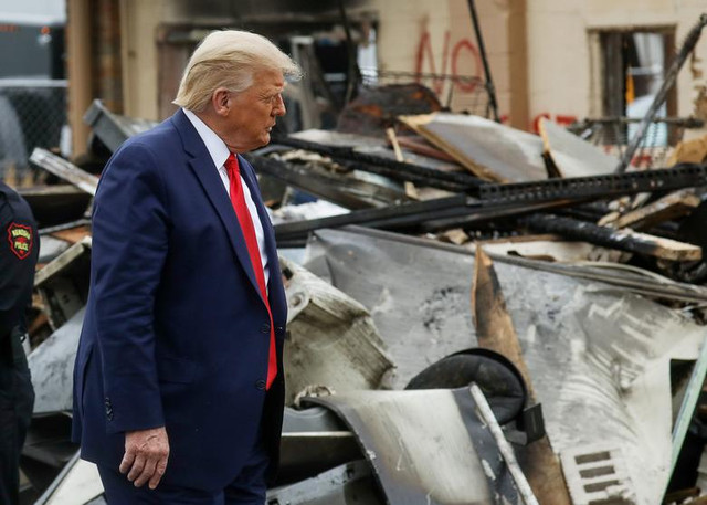 Toàn cảnh Tổng thống Trump thăm nơi vừa xảy ra biểu tình dữ dội - Hình 4 Toan canh Tong thong Trump tham noi vua xay ra bieu tinh du doi-Hinh-4