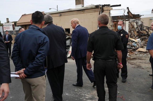 Toàn cảnh Tổng thống Trump thăm nơi vừa xảy ra biểu tình dữ dội - Hình 6 Toan canh Tong thong Trump tham noi vua xay ra bieu tinh du doi-Hinh-6