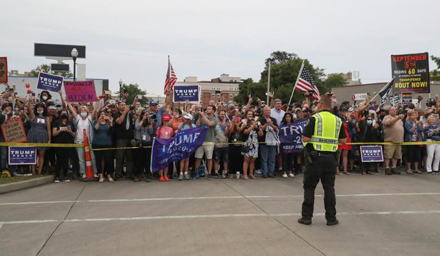 Toàn cảnh Tổng thống Trump thăm nơi vừa xảy ra biểu tình dữ dội - Hình 7 Toan canh Tong thong Trump tham noi vua xay ra bieu tinh du doi-Hinh-7