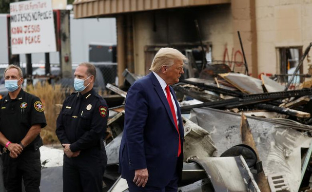 Toàn cảnh Tổng thống Trump thăm nơi vừa xảy ra biểu tình dữ dội Toan canh Tong thong Trump tham noi vua xay ra bieu tinh du doi
