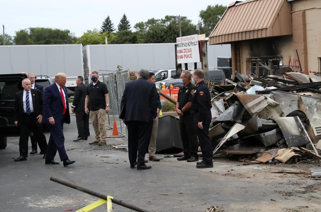 Toàn cảnh Tổng thống Trump thăm nơi vừa xảy ra biểu tình dữ dội - Hình 5 Toan canh Tong thong Trump tham noi vua xay ra bieu tinh du doi-Hinh-5