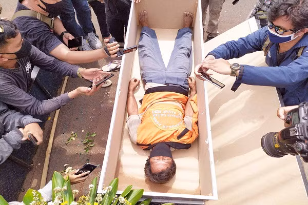 Phat nam trong quan tai neu khong deo khau trang phong Covid-19 o Jakarta