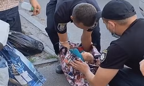 Nguoi me cho con 1 tuan tuoi vao tui va xach di giua duong