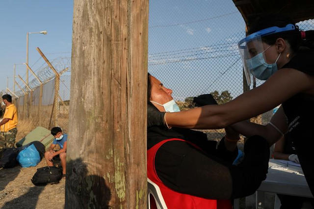 Cuộc sống di dân sau khi 'bà hoả' thiêu rụi trại tị nạn lớn nhất Châu Âu - Hình 8 Cuoc song di dan sau khi 'ba hoa' thieu rui trai ti nan lon nhat Chau Au-Hinh-8