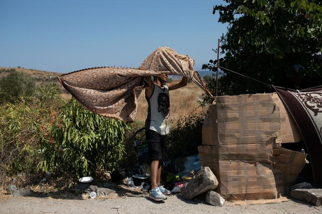 Cuộc sống di dân sau khi 'bà hoả' thiêu rụi trại tị nạn lớn nhất Châu Âu - Hình 10 Cuoc song di dan sau khi 'ba hoa' thieu rui trai ti nan lon nhat Chau Au-Hinh-10