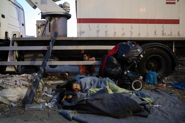 Cuộc sống di dân sau khi 'bà hoả' thiêu rụi trại tị nạn lớn nhất Châu Âu - Hình 7 Cuoc song di dan sau khi 'ba hoa' thieu rui trai ti nan lon nhat Chau Au-Hinh-7