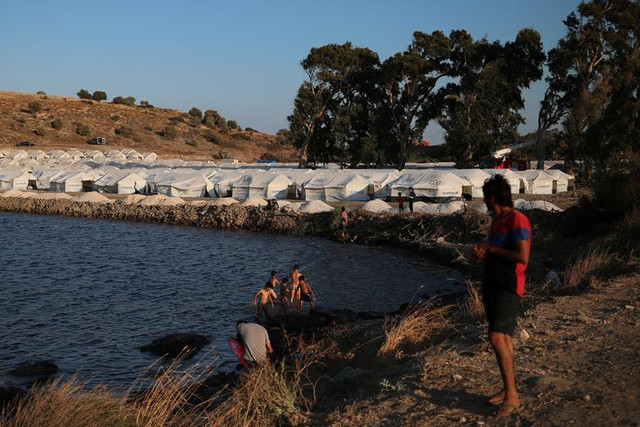 Cuộc sống di dân sau khi 'bà hoả' thiêu rụi trại tị nạn lớn nhất Châu Âu - Hình 6 Cuoc song di dan sau khi 'ba hoa' thieu rui trai ti nan lon nhat Chau Au-Hinh-6