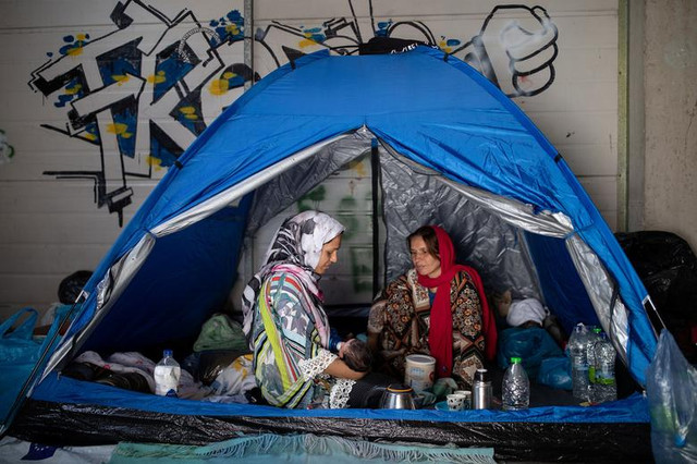 Cuộc sống di dân sau khi 'bà hoả' thiêu rụi trại tị nạn lớn nhất Châu Âu - Hình 11 Cuoc song di dan sau khi 'ba hoa' thieu rui trai ti nan lon nhat Chau Au-Hinh-11