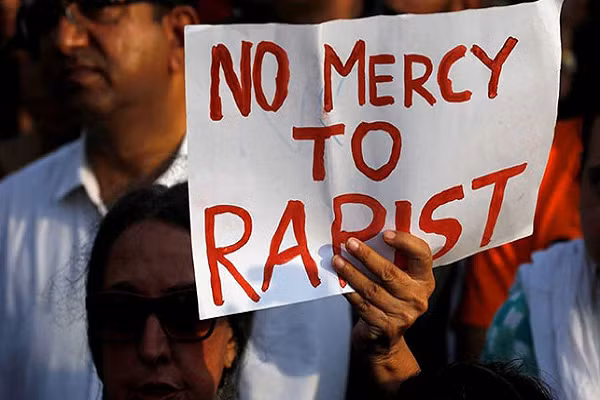 Nu huong dan vien du lich bi cuong hiep tap the tai khach san