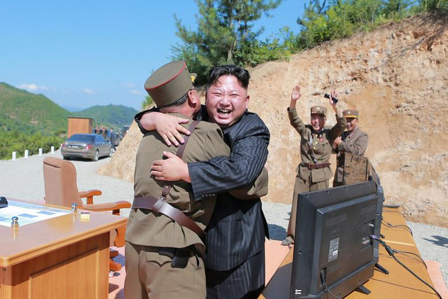 Chùm ảnh về các hoạt động của Chủ tịch Triều Tiên Kim Jong-un - Hình 14 Chum anh ve cac hoat dong cua Chu tich Trieu Tien Kim Jong-un-Hinh-14
