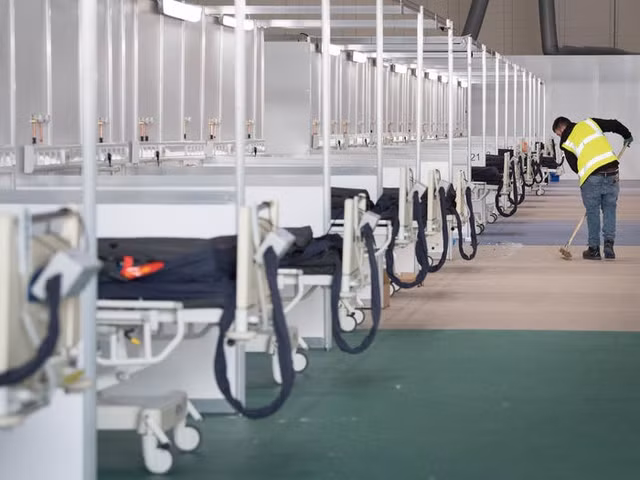 Ben trong benh vien da chien chong COVID-19 lon nhat nuoc Anh-Hinh-5