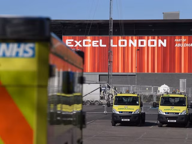 Ben trong benh vien da chien chong COVID-19 lon nhat nuoc Anh-Hinh-2